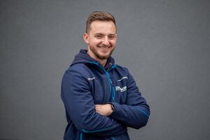 Porträtfoto - Krystian in dunkelblauer Firmen-Softshell-Jacke