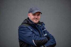 Porträtfoto - Felix in dunkelblauer Firmen-Softshell-Jacke